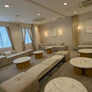 披露宴会場2階の親族の待合室です。部屋が一つしかないため、分けたい場合はカーテンで仕切るようです。