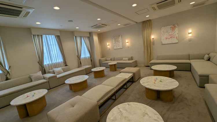 披露宴会場2階の親族の待合室です。部屋が一つしかないため、分けたい場合はカーテンで仕切るようです。