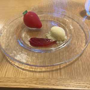 デザートです、チョコを割ると中からムースとイチゴのソースが