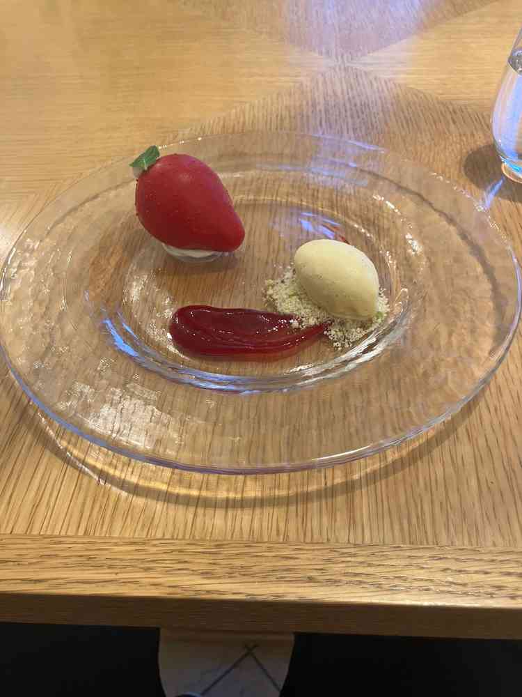 デザートです、チョコを割ると中からムースとイチゴのソースが