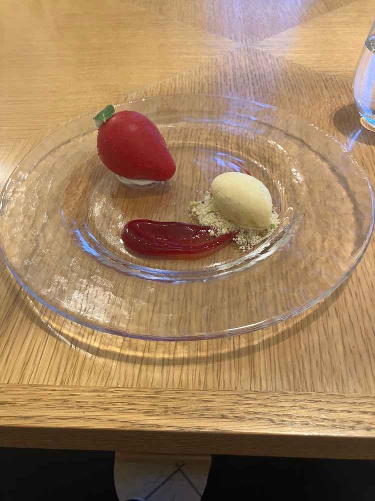 デザートです、チョコを割ると中からムースとイチゴのソースが