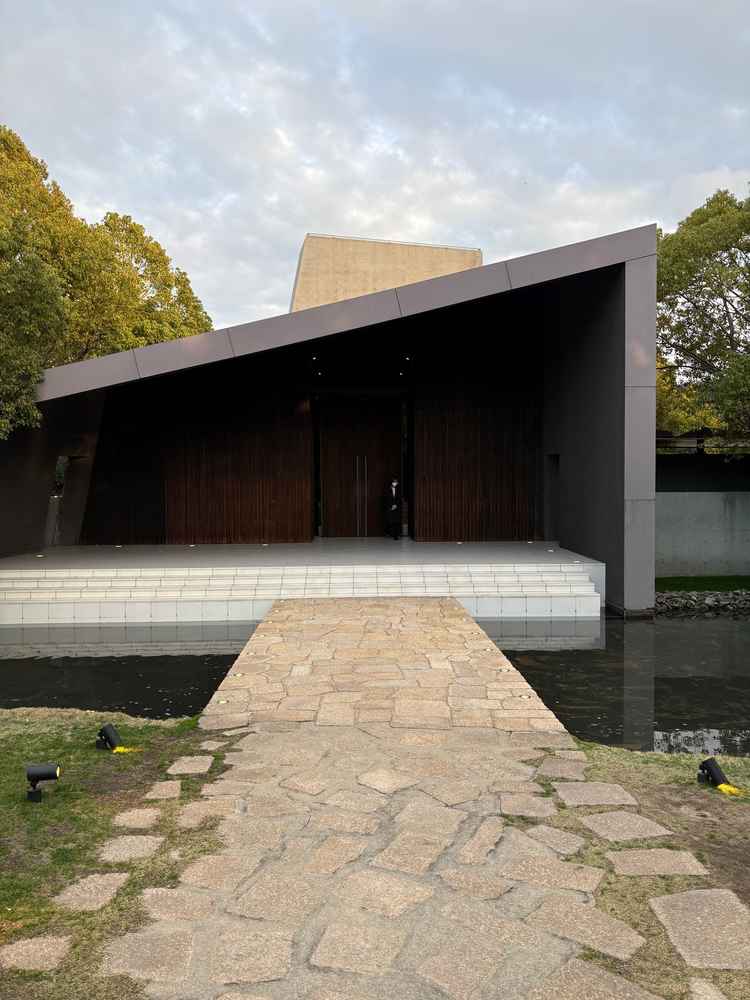 チャペルへ向かう道