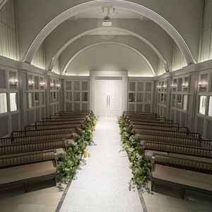 チャペルの中後ろ向き。ゲストと距離が近いことが魅力。