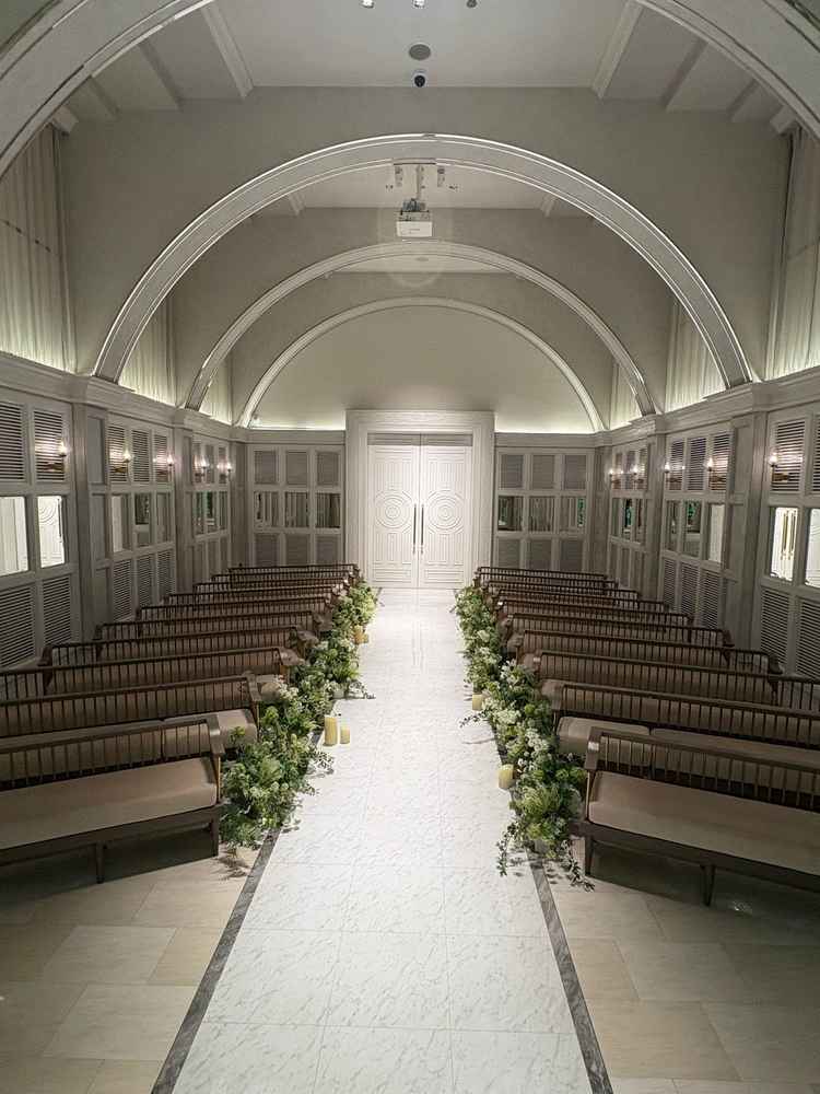 チャペルの中後ろ向き。ゲストと距離が近いことが魅力。