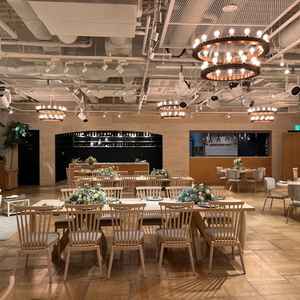 木目と白を基調とした披露宴会場。落ち着きがあり上品な雰囲気でした。