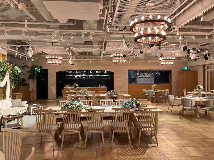 木目と白を基調とした披露宴会場。落ち着きがあり上品な雰囲気でした。