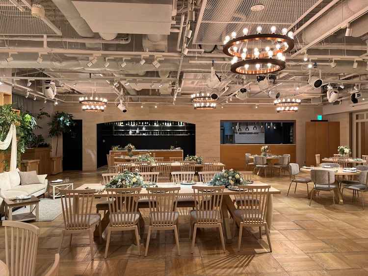 木目と白を基調とした披露宴会場。落ち着きがあり上品な雰囲気でした。