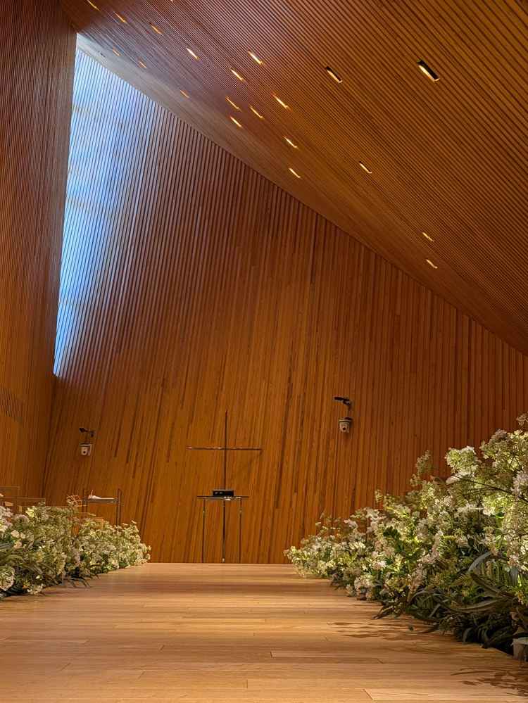 隈研吾さん設計の木の温もり溢れるチャペル