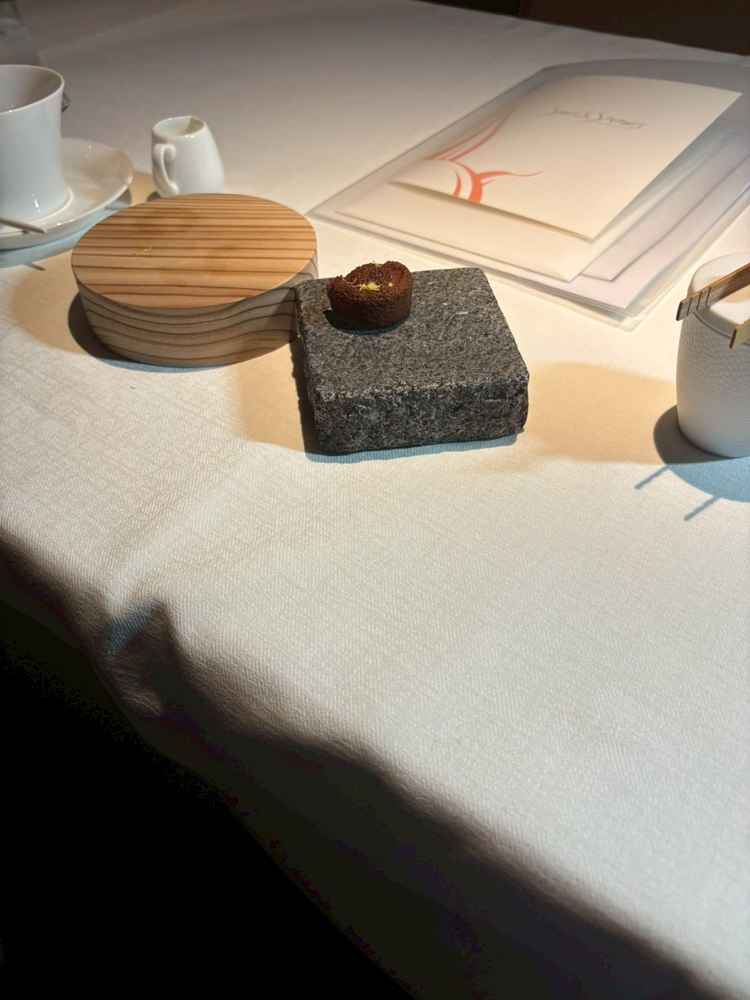 食後にもミニフィナンシェをだして頂きました。