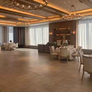 太陽光がたっぷり入る披露宴会場。