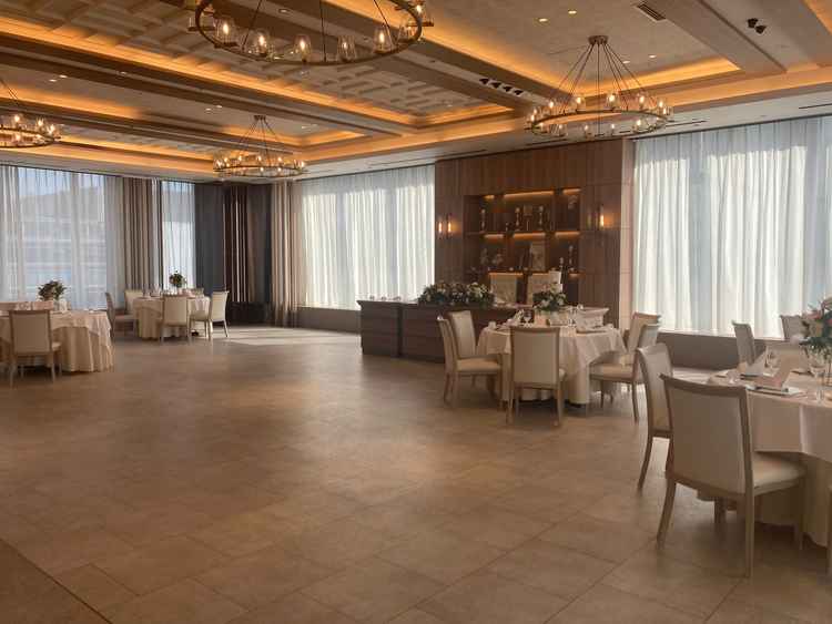 太陽光がたっぷり入る披露宴会場。