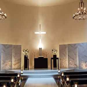 石がベースのチャペル。上品な雰囲気。