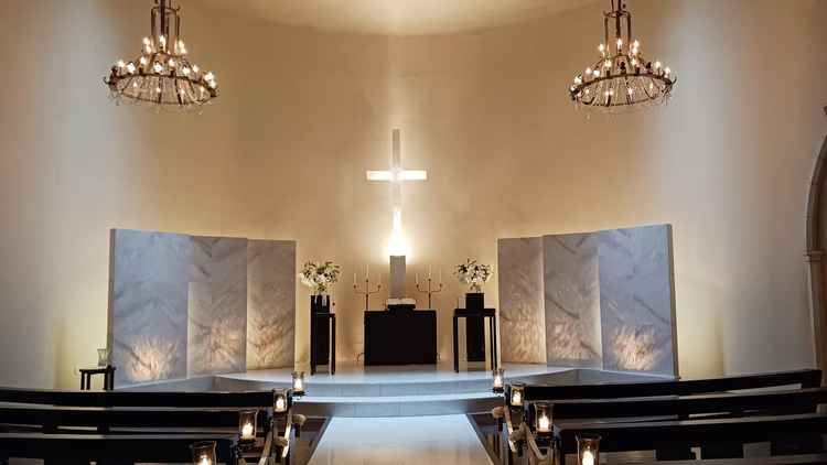 石がベースのチャペル。上品な雰囲気。