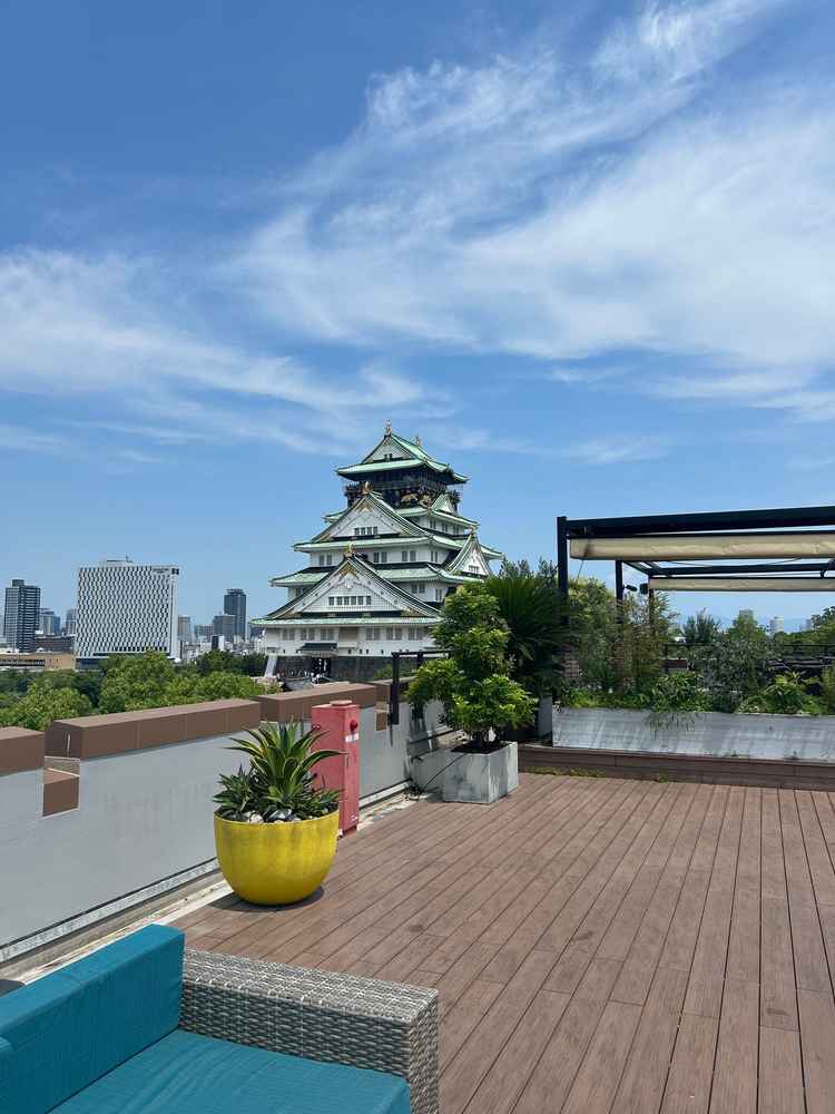 屋上からは大阪城が見える
