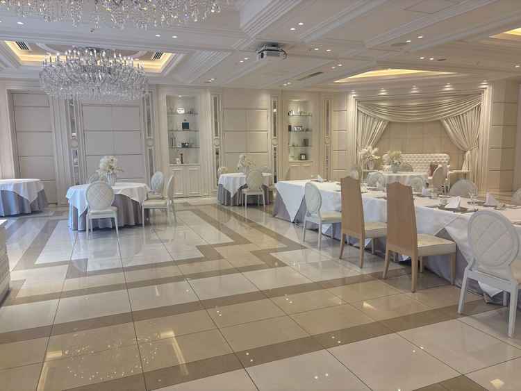 披露宴会場１つめの写真。白基調で大きなシャンデリアがあり、華やかに見える会場でした。