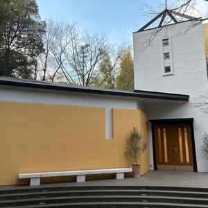 庭園を眺めながらチャペルに迎えるので、移動でも飽きずに過ごすことができます。