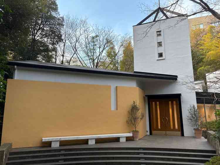 庭園を眺めながらチャペルに迎えるので、移動でも飽きずに過ごすことができます。