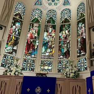 ステンドグラスは近くで見ても圧巻で、バージンロードの青とあいまって美しい