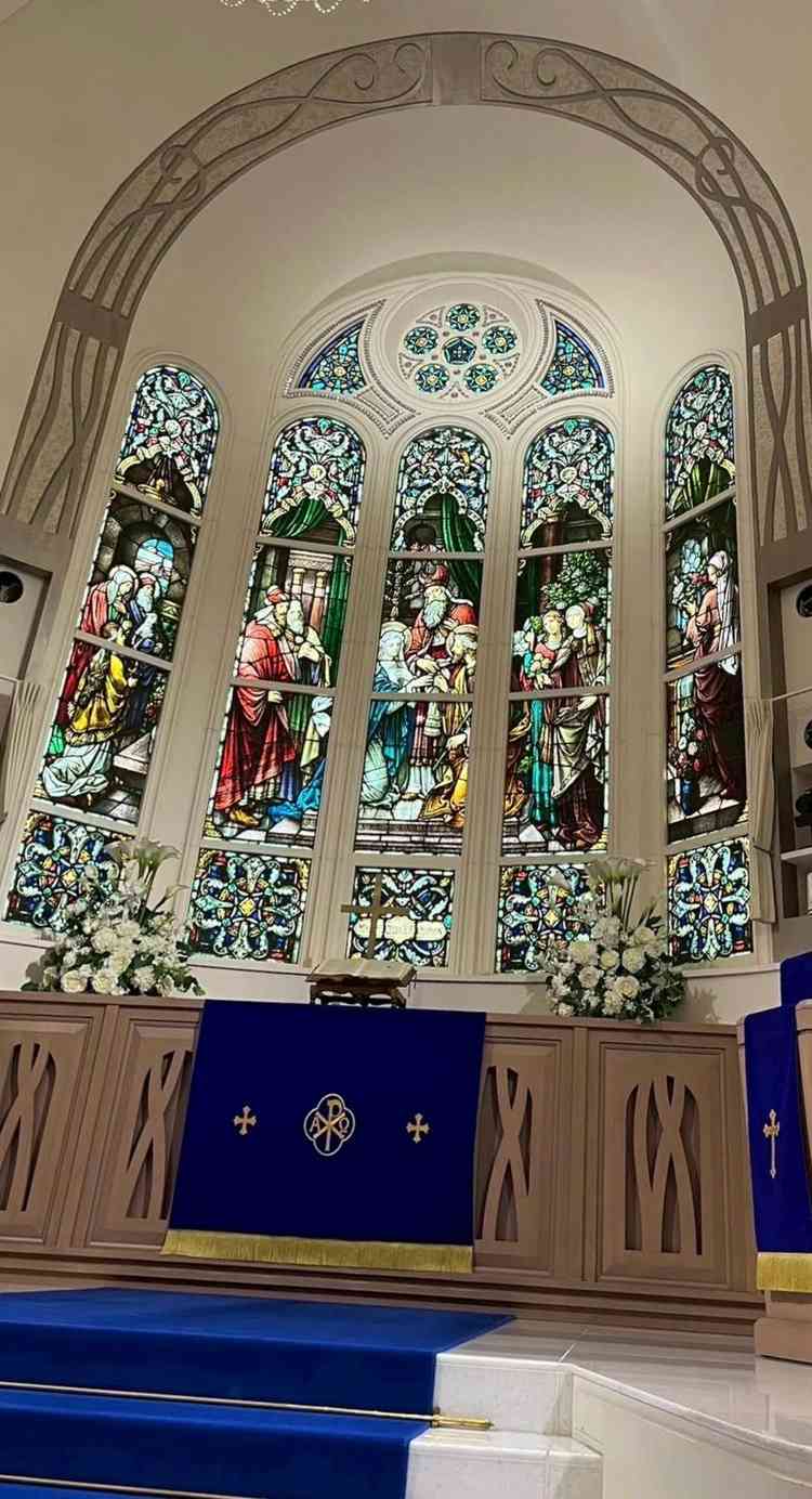 ステンドグラスは近くで見ても圧巻で、バージンロードの青とあいまって美しい