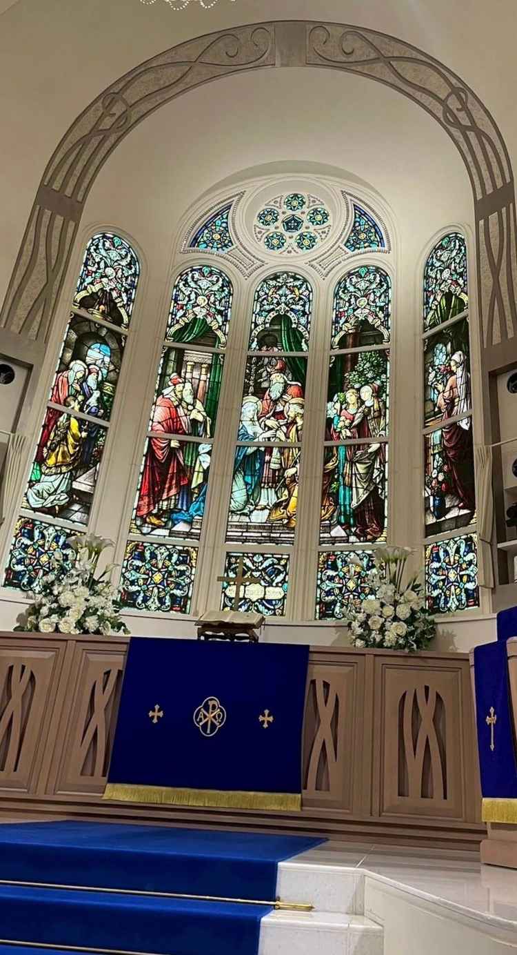 ステンドグラスは近くで見ても圧巻で、バージンロードの青とあいまって美しい