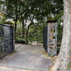 入口から森に入るような緑量。駅徒歩圏で名駅発バス案内もあり移動の不安が少なく徒歩でも十分で助かる