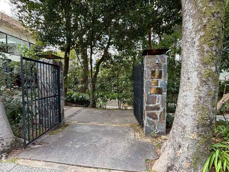 入口から森に入るような緑量。駅徒歩圏で名駅発バス案内もあり移動の不安が少なく徒歩でも十分で助かる