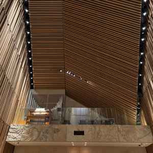 パイプオルガンや聖歌隊の方が2階から演奏してくださるようです。