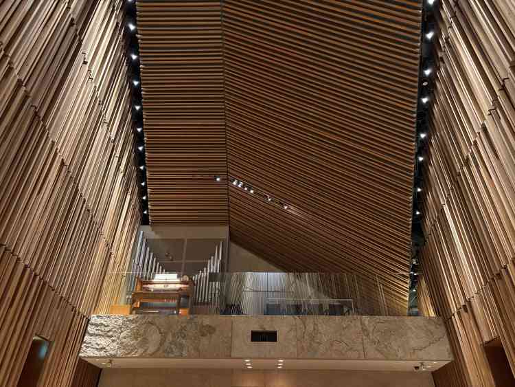 パイプオルガンや聖歌隊の方が2階から演奏してくださるようです。