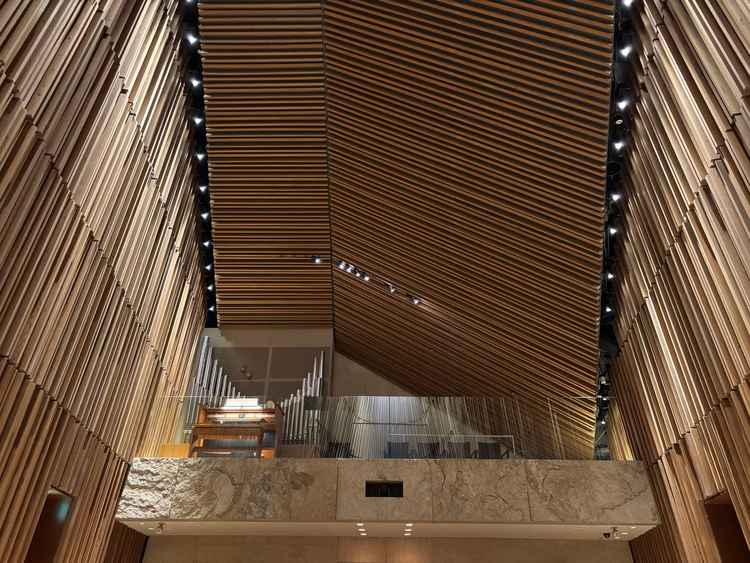 パイプオルガンや聖歌隊の方が2階から演奏してくださるようです。