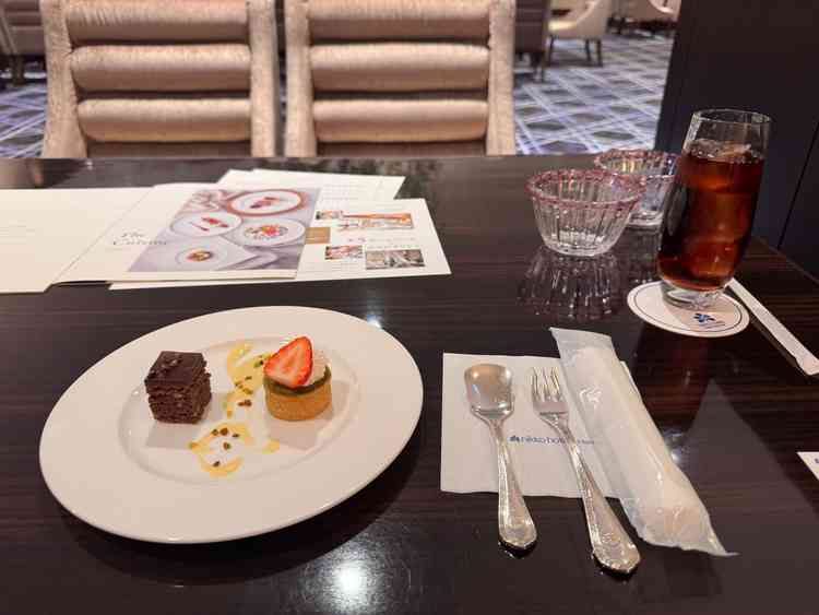 デザートの試食。普通に美味しかったが、料理を決めてに考えていたら評価しにくいと感じた。