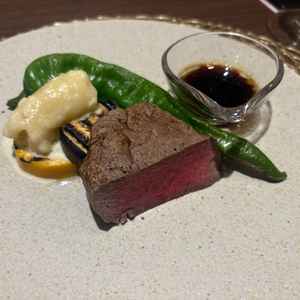 料理もとても素敵で、お肉は柔らかくソースが美味しかったです。