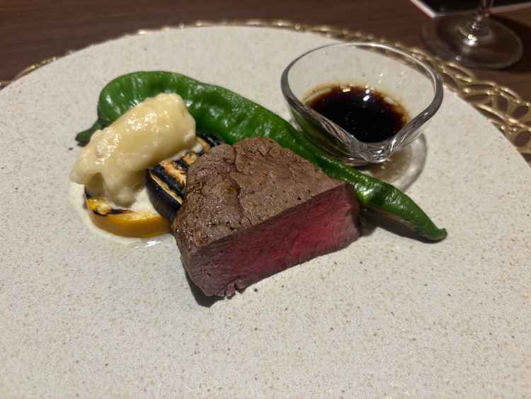 料理もとても素敵で、お肉は柔らかくソースが美味しかったです。