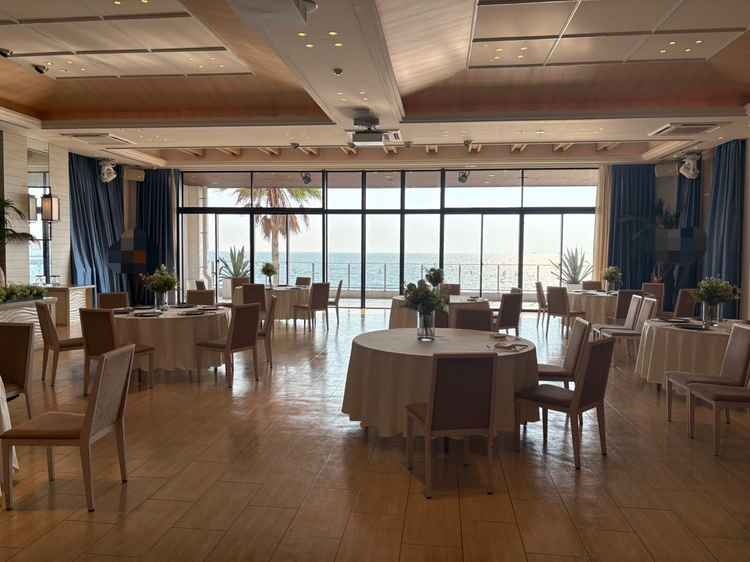 披露宴会場、予定している招待人数（50名）に合う規模感の大きさで景色も良いし個性を出せそうです