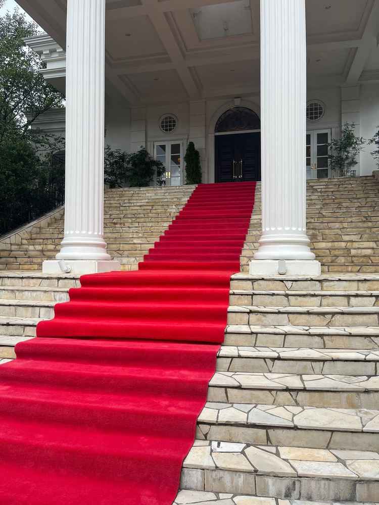 結婚式らしい、赤いバージンロードがありました。