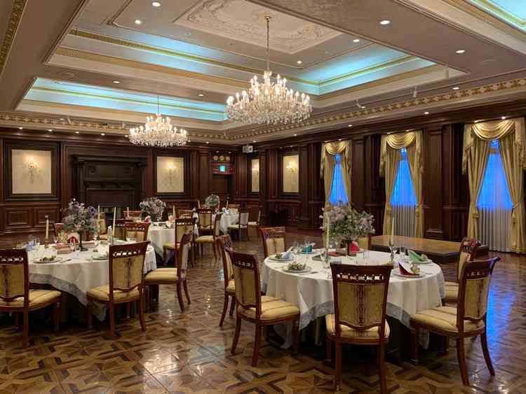 披露宴会場、マーガレット。テーブルコーディネートがされていて、雰囲気が掴めました。