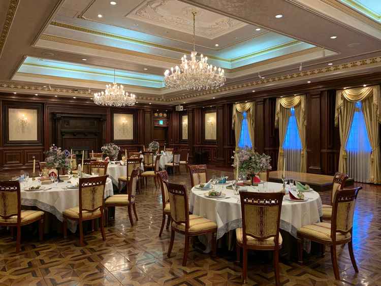 披露宴会場、マーガレット。テーブルコーディネートがされていて、雰囲気が掴めました。