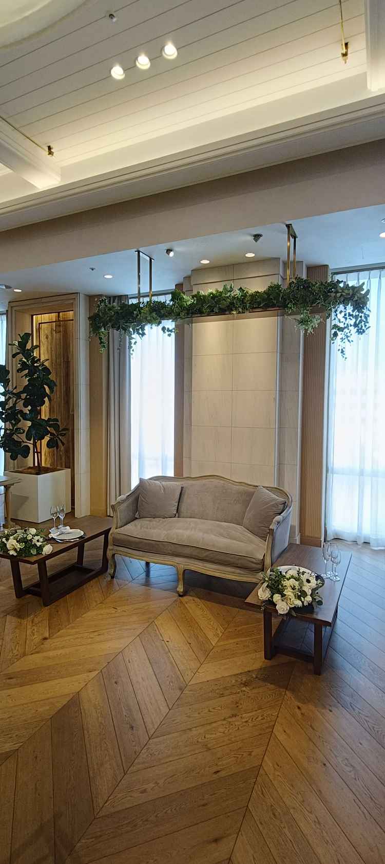 披露宴会場の正面の写真です。至るところに自然の温かさを感じられるアイテムがあり、素敵でした。