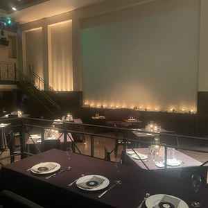 披露宴会場（エトワール）。離れている親族席が高い位置にあり、新郎新婦の姿が見やすく工夫されている。