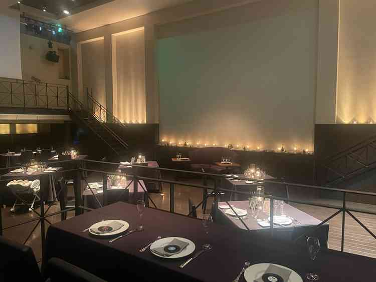 披露宴会場（エトワール）。離れている親族席が高い位置にあり、新郎新婦の姿が見やすく工夫されている。