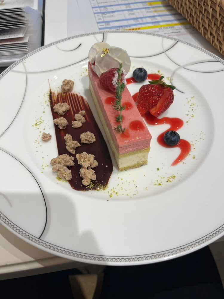 デザートは出していただけると思っていなかったので嬉しかったです。さわやかな木苺のケーキでした。