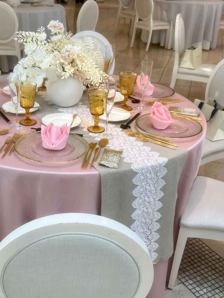 披露宴会場のテーブルコーディネート。この時間この会場では披露宴がなかったので、ゆっくり見れました。