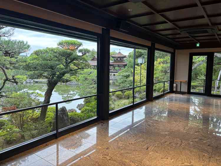 会場から見た庭園の風景