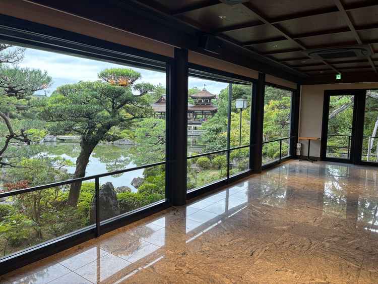 会場から見た庭園の風景