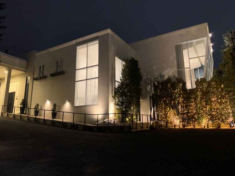 滞在時間が長かったため、昼間と夜の雰囲気を味わうことができました。夜の外観、内装含めとても素敵でした