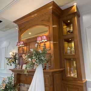 披露宴会場新郎新婦席後方