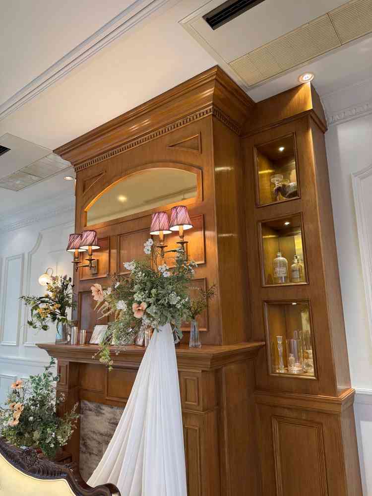 披露宴会場新郎新婦席後方