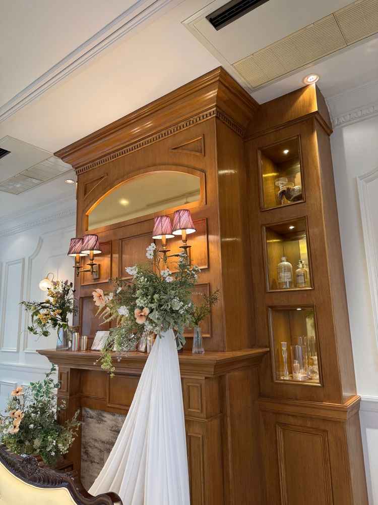 披露宴会場新郎新婦席後方