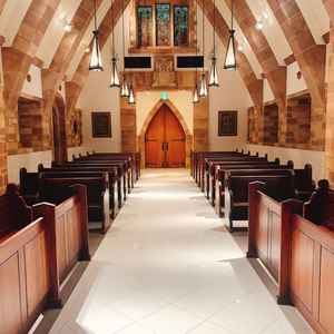 とてもクラシカルなチャペルです。バージンロードの種類も選べるのもポイントです。