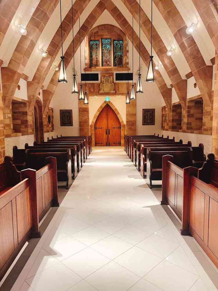 とてもクラシカルなチャペルです。バージンロードの種類も選べるのもポイントです。