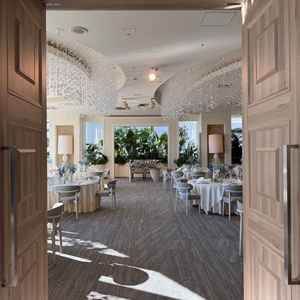 実際の挙式前に見学しました。基本的なお花でもかなりのボリュームがあった。噴水もあり水の音が良い。